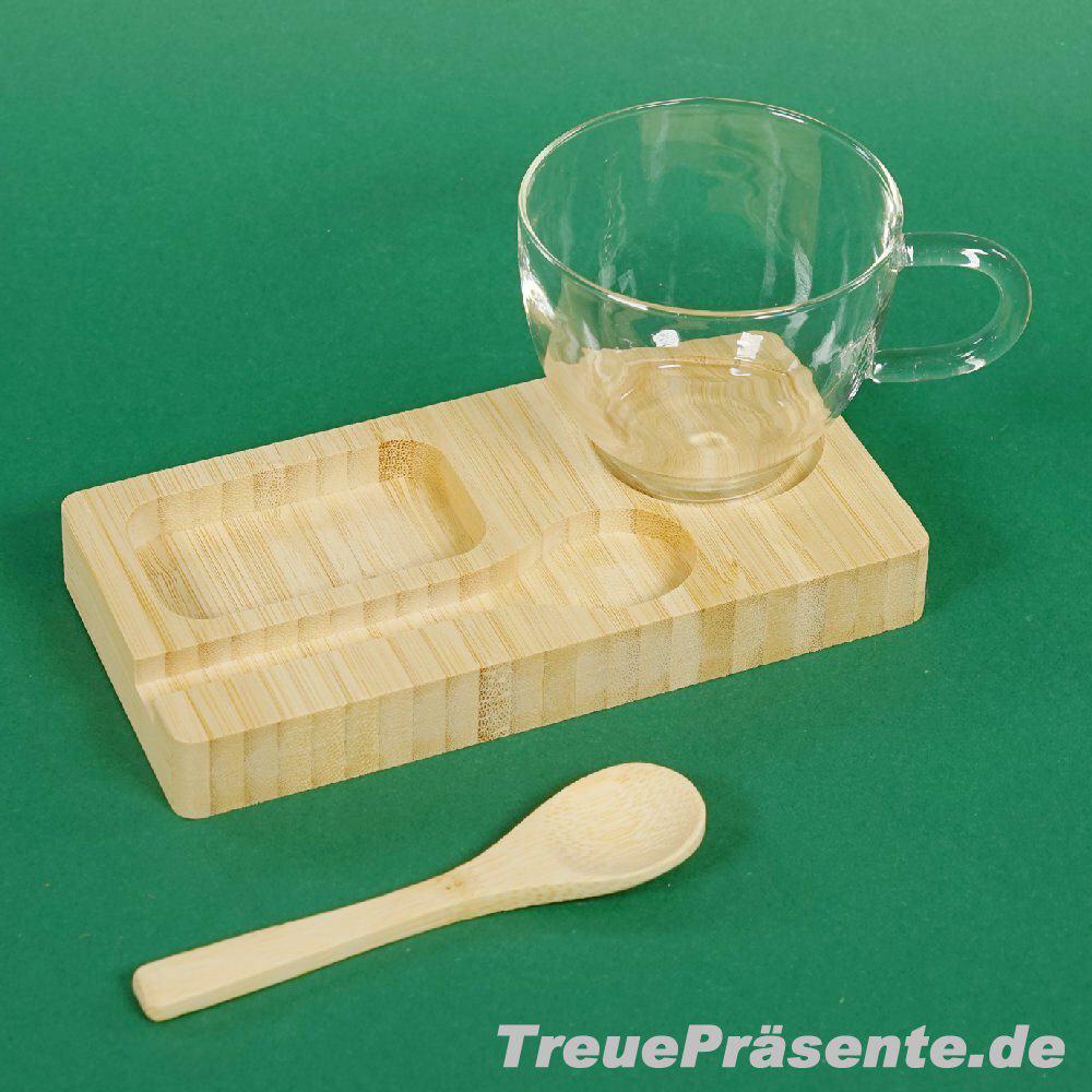 Bambus-Servierbrett mit Löffel und Glastasse